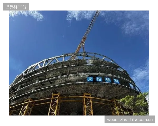 鄂尔多斯东胜体育中心的大跨度钢结构，要求混凝土地面具备更低的收缩率以协同控制不均匀沉降